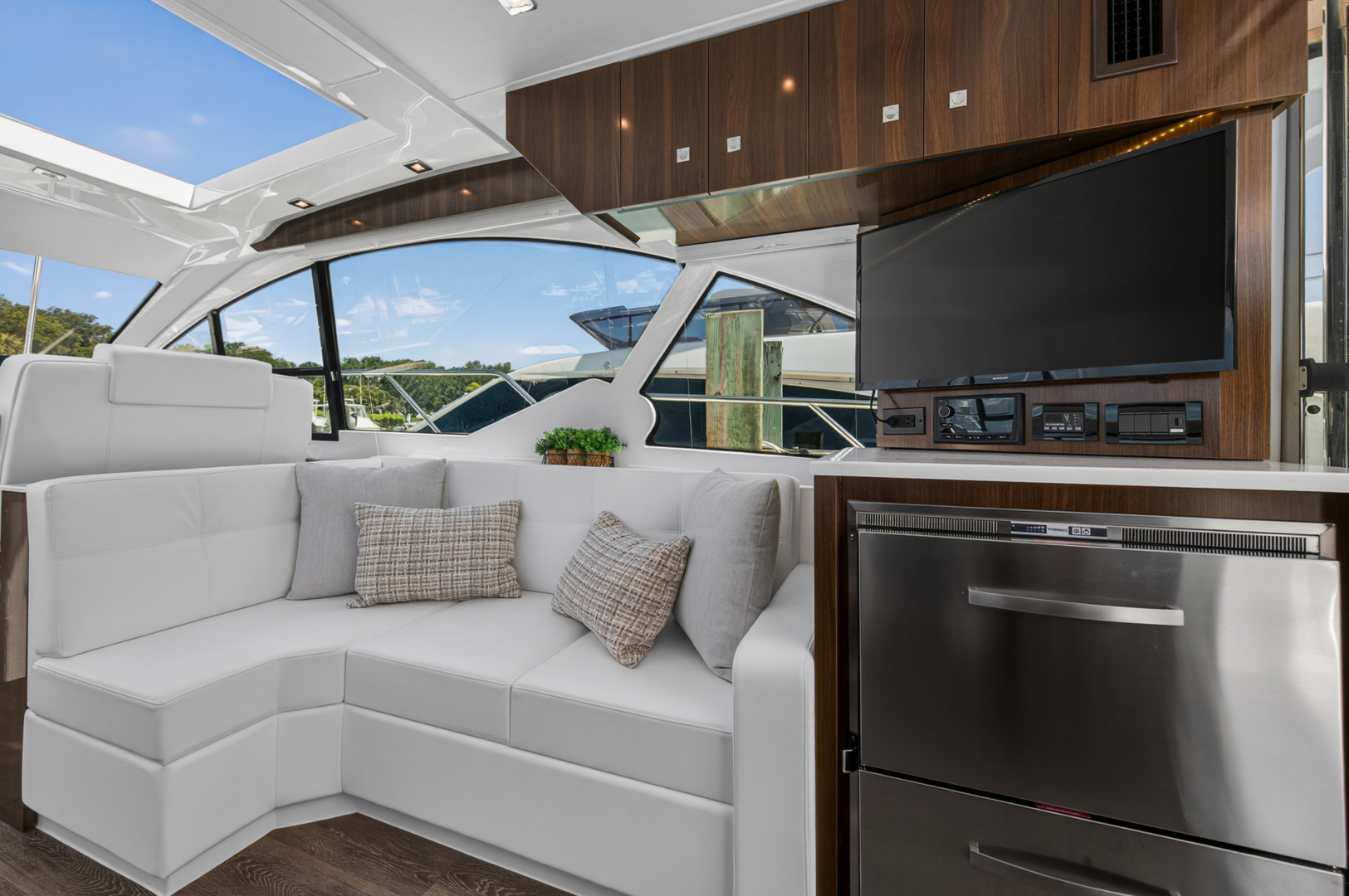 2023 Cruisers Yachts 50 CANTIUS - Image 46