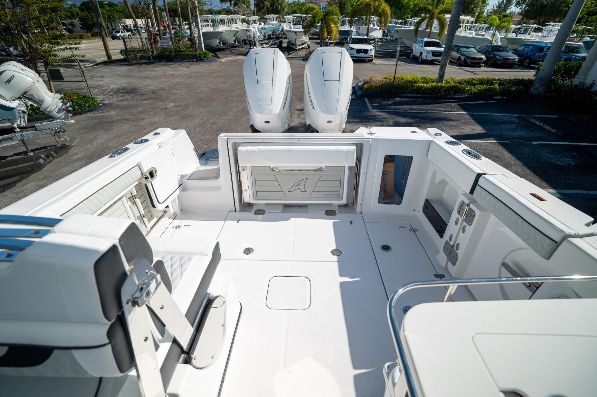 2024 Blackfin 302 DC - 13