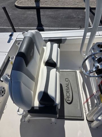 2023 Robalo 246 Cayman - 12