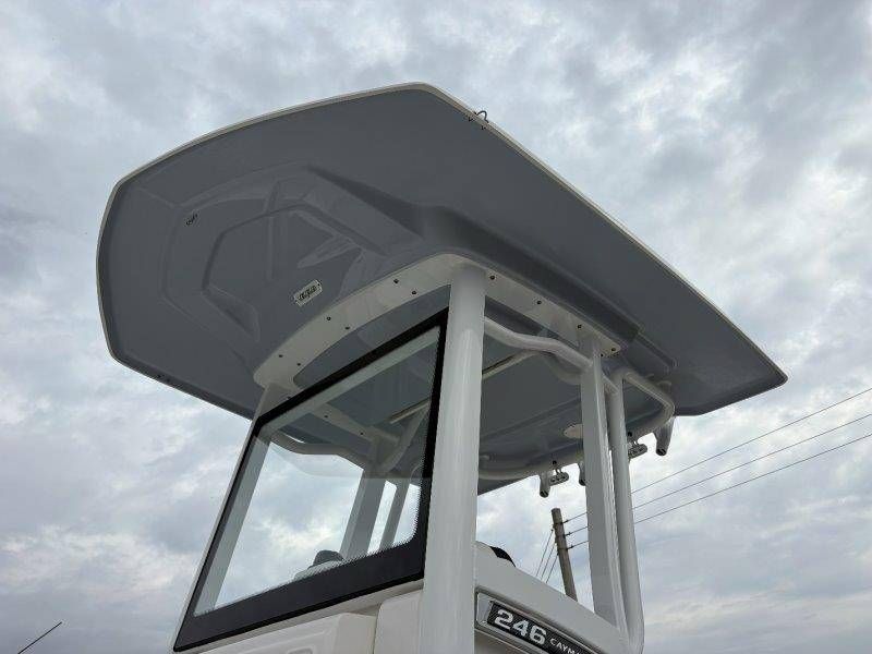 2026 Robalo 246 Cayman - 31