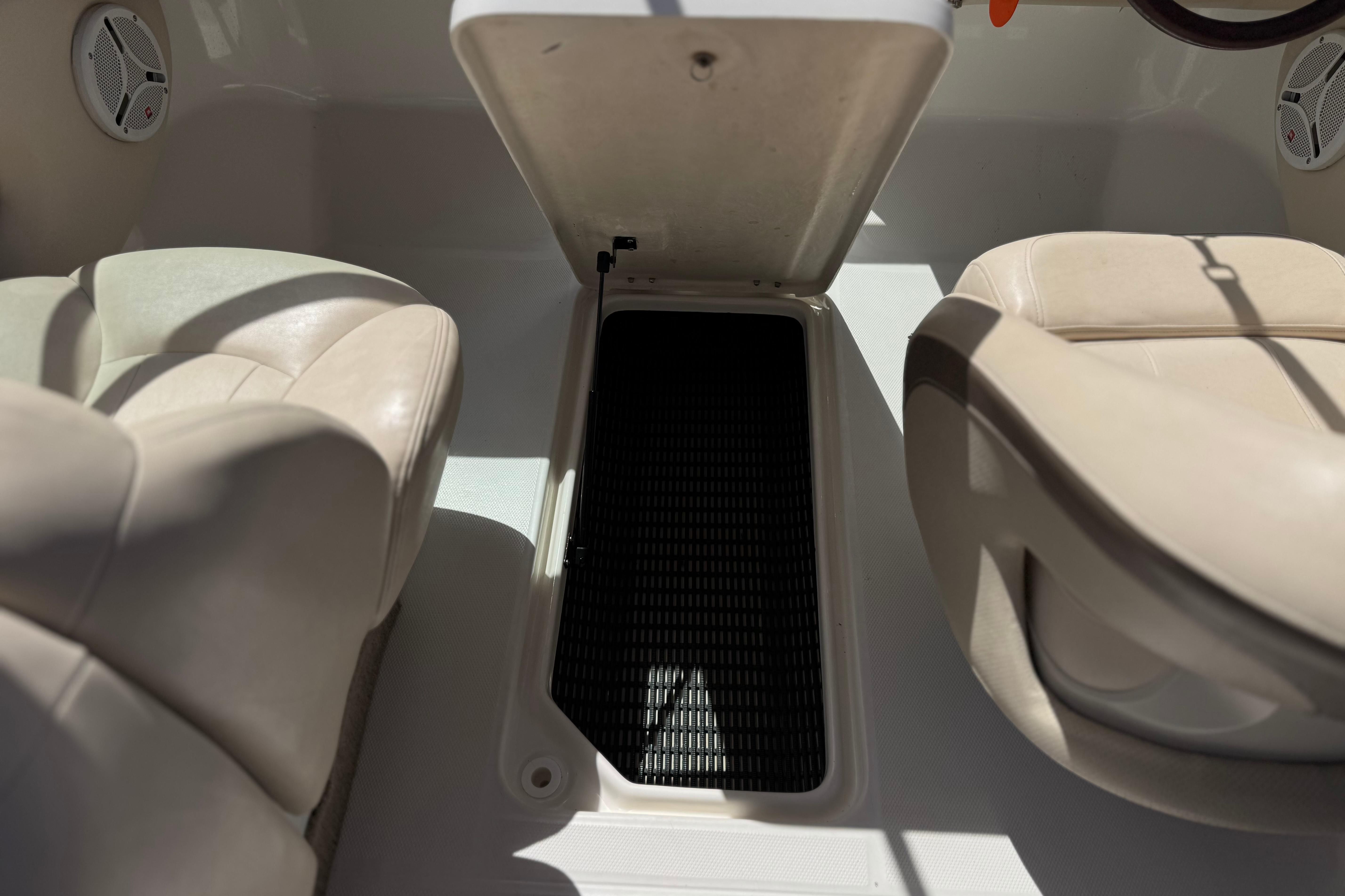 2006 Chaparral 190 SSi boat interior with open storage compartment between seats.