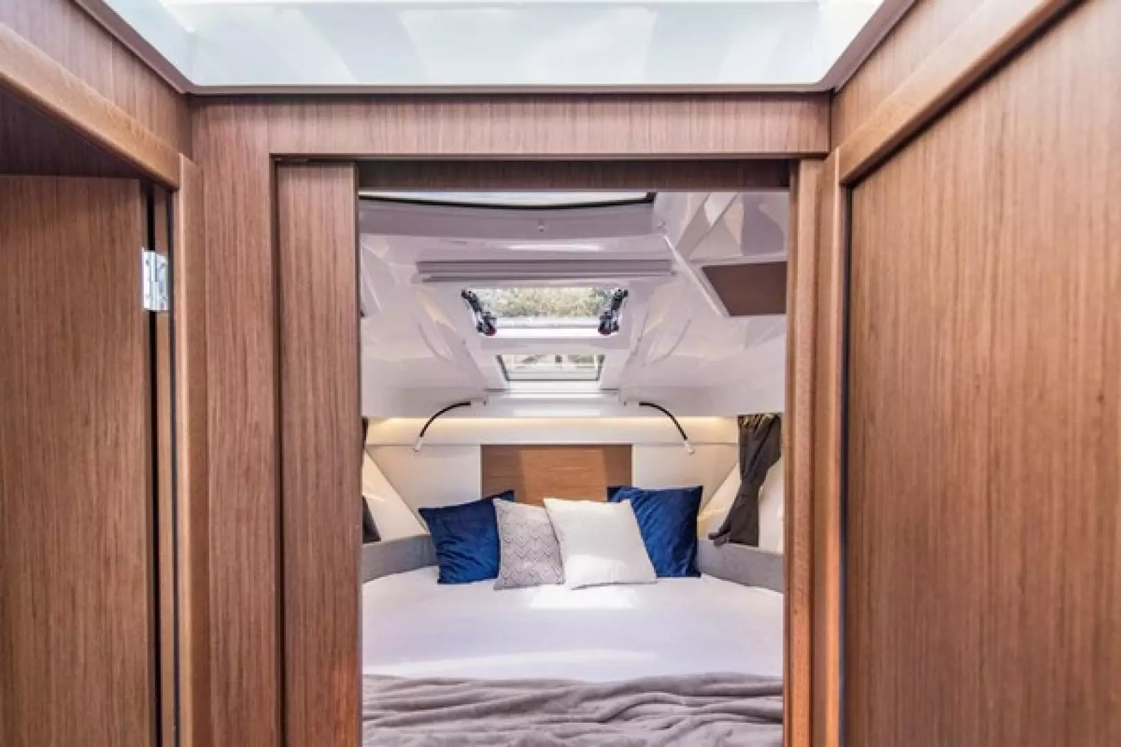 2025 Beneteau Antares 9 - Image 15