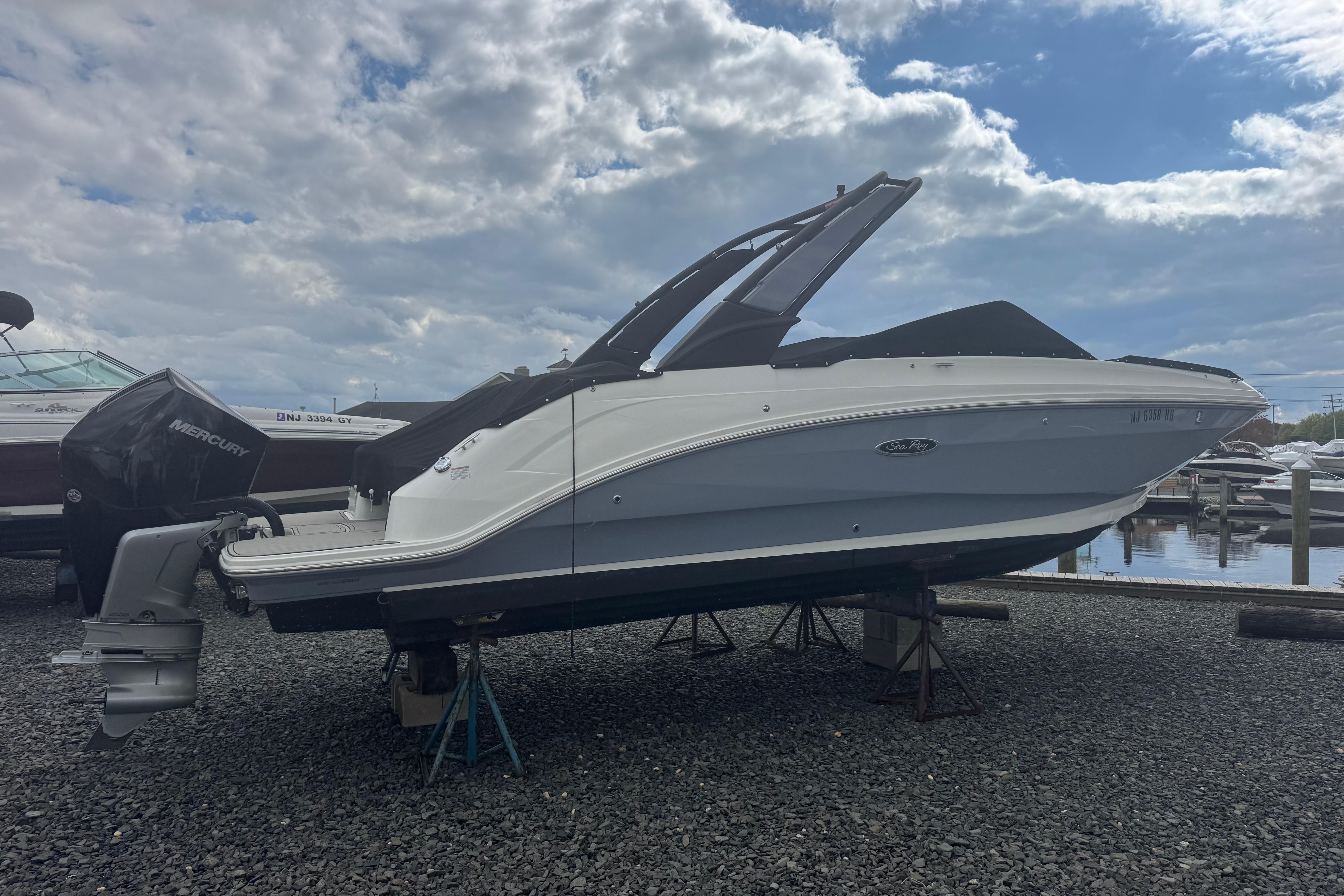 2024 Sea Ray SDX 250 Outboard