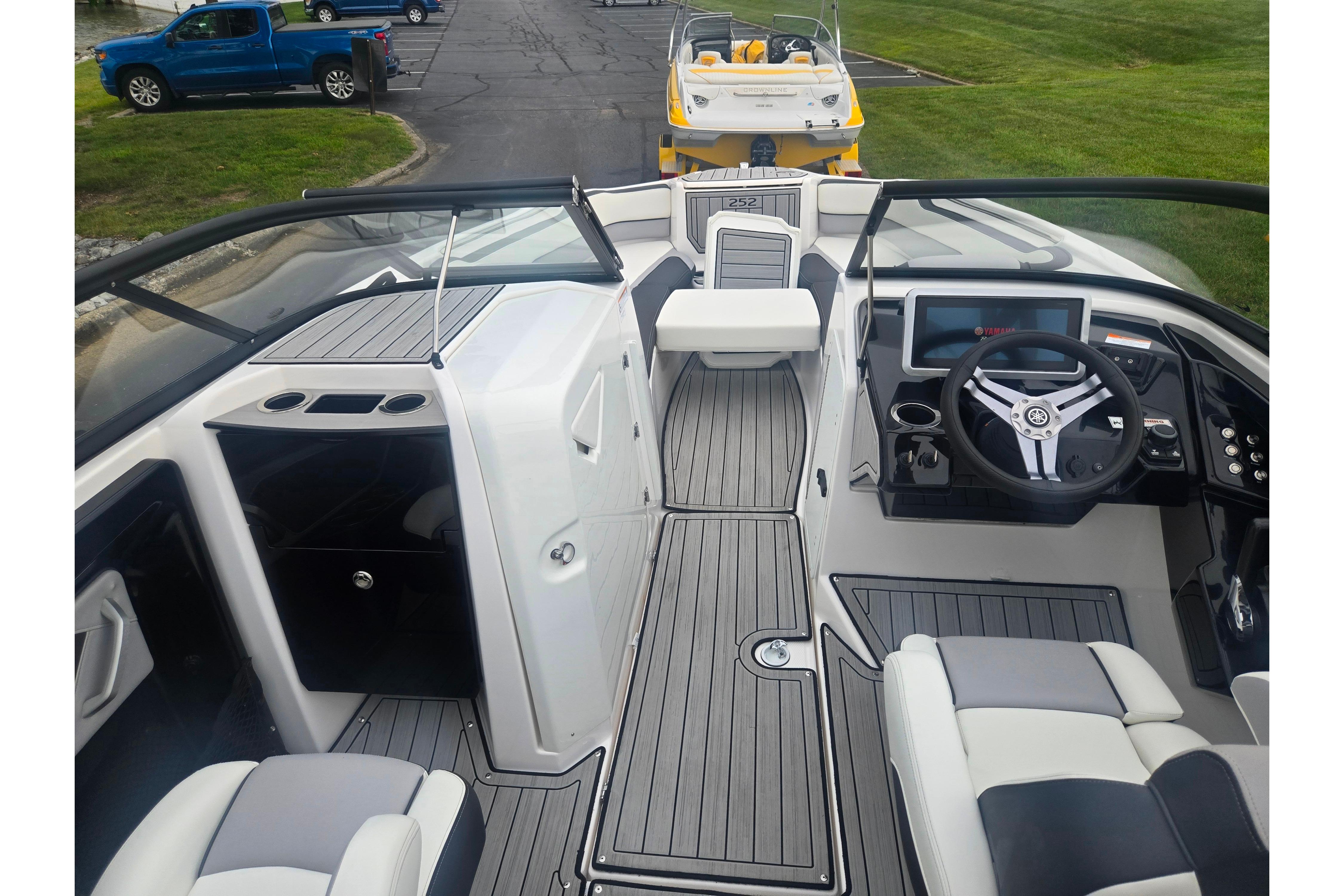2023 Yamaha Boats 252S interior with sleek dashboard and modern seating.