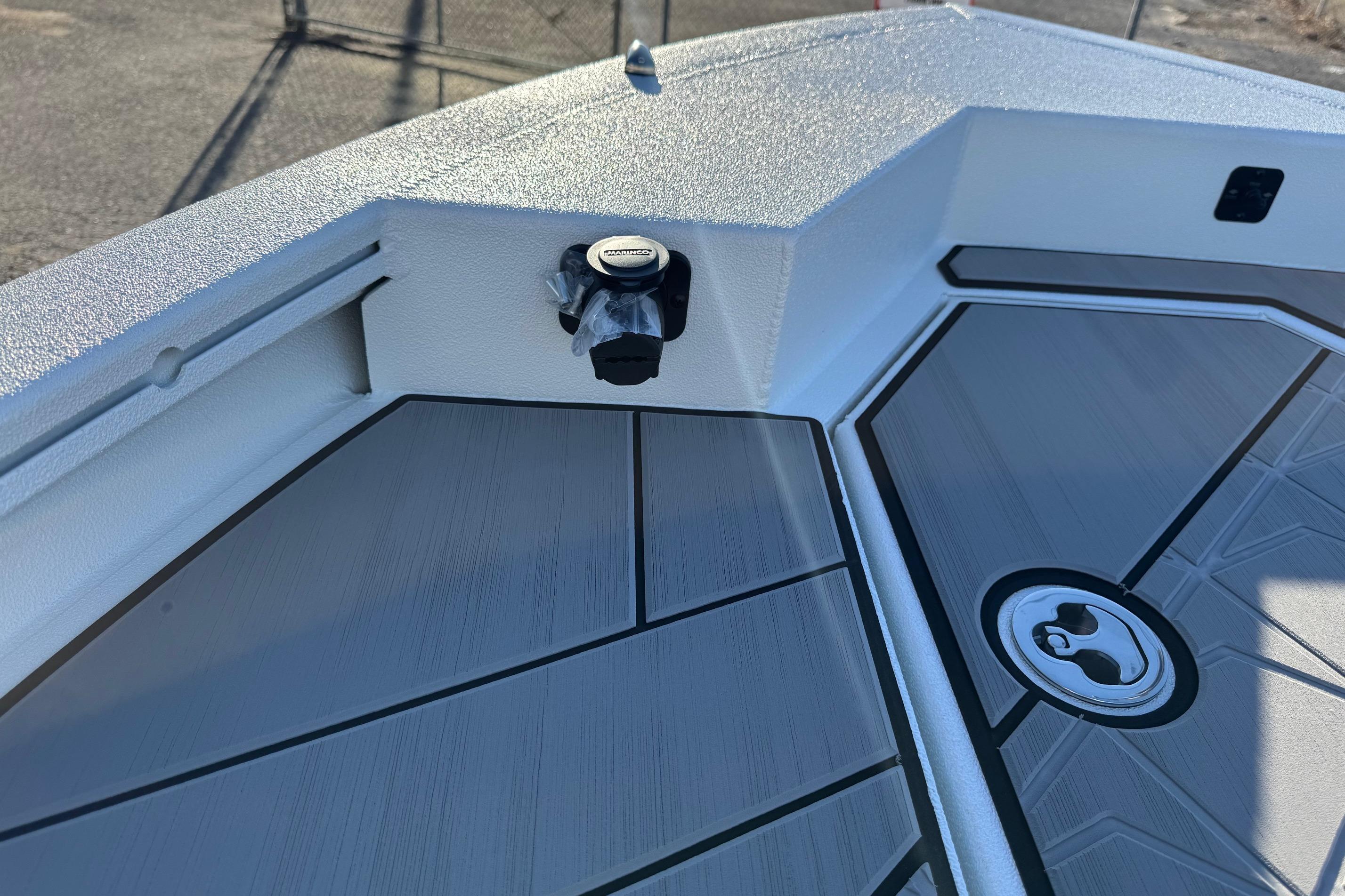 2025 Avid 23 Mag boat deck with sleek design and modern fittings.