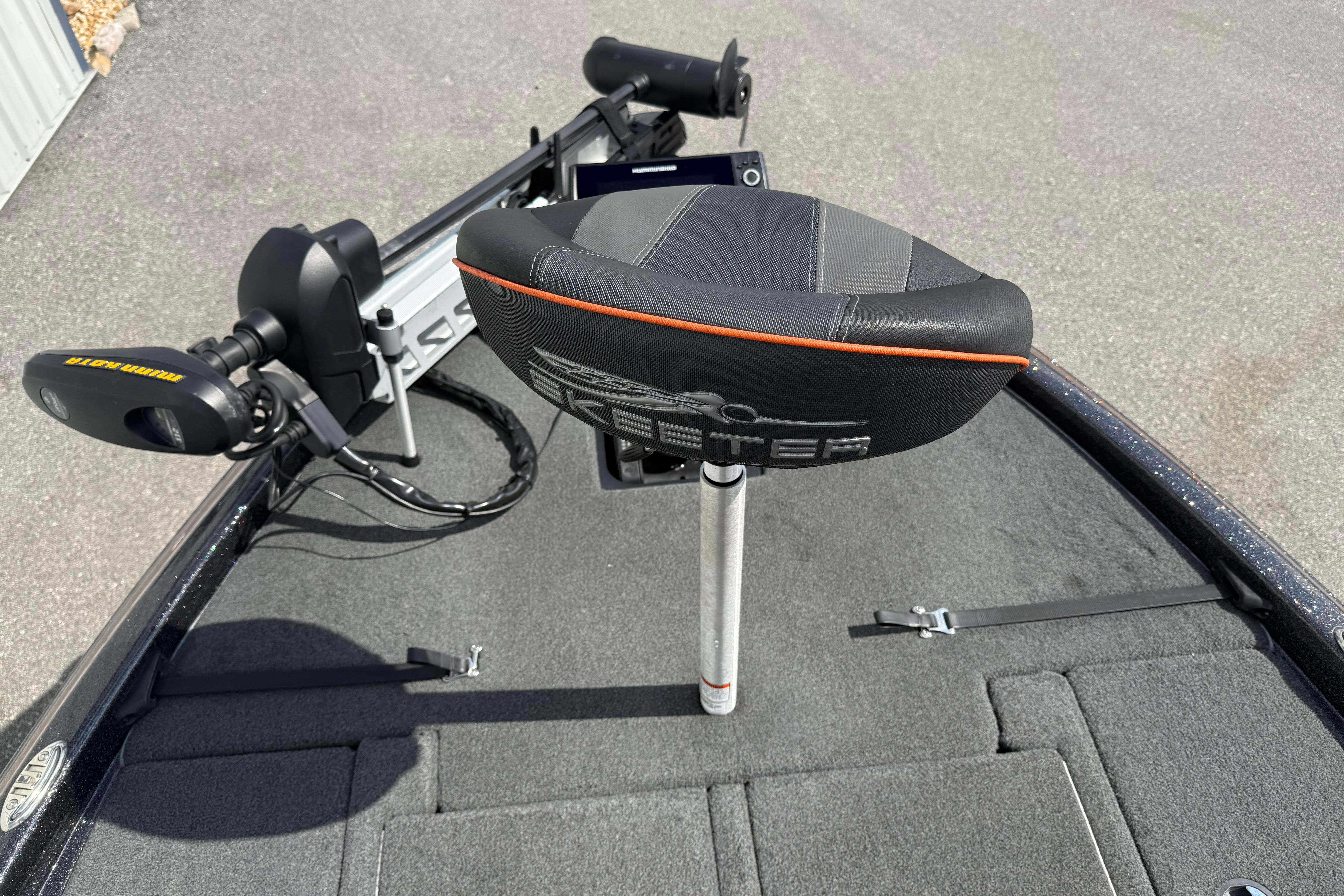2019 Skeeter ZX225 boat deck with seat and trolling motor.