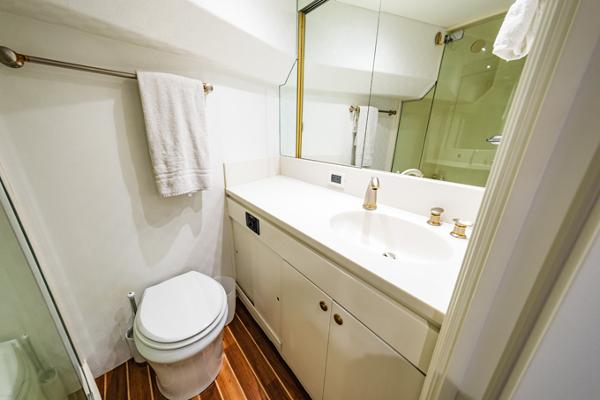 Forward Cabin Head