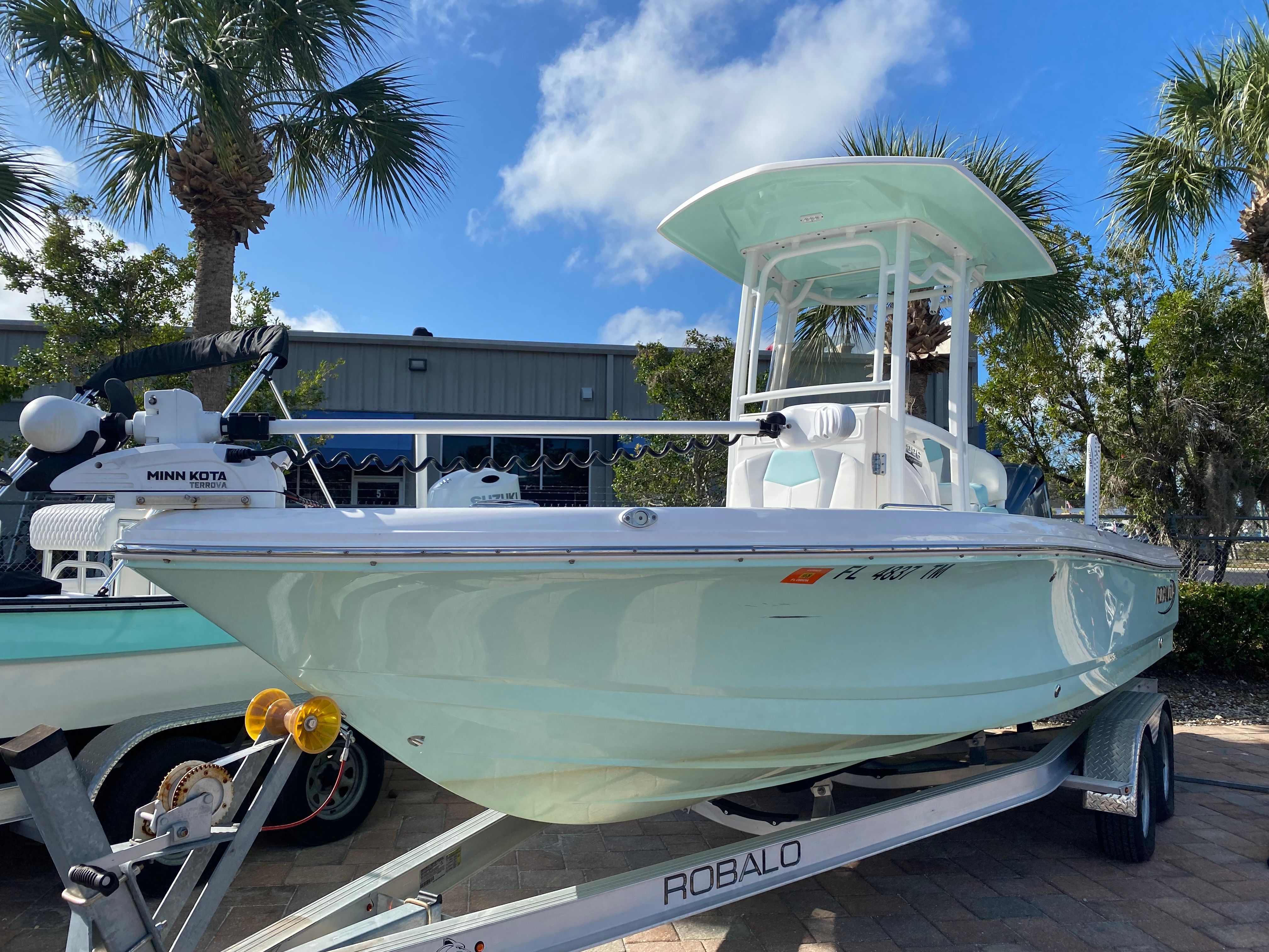 2023 Robalo 226 Cayman