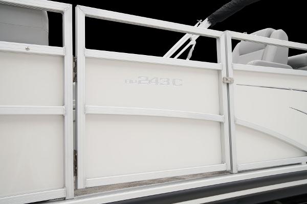 2025 Ranger Reata 243C - 19