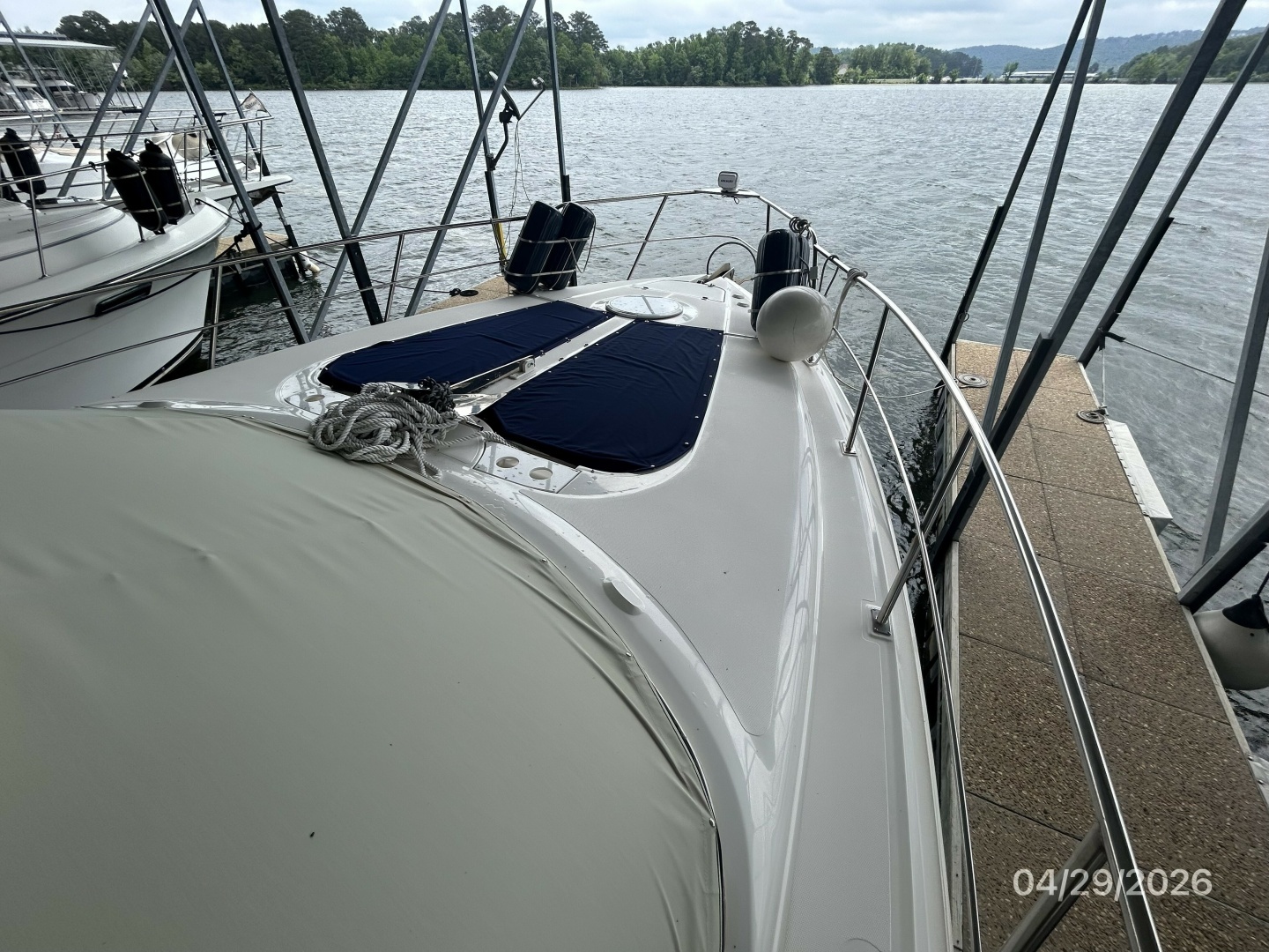 2000 Cruisers Yachts 4450 - Image 8