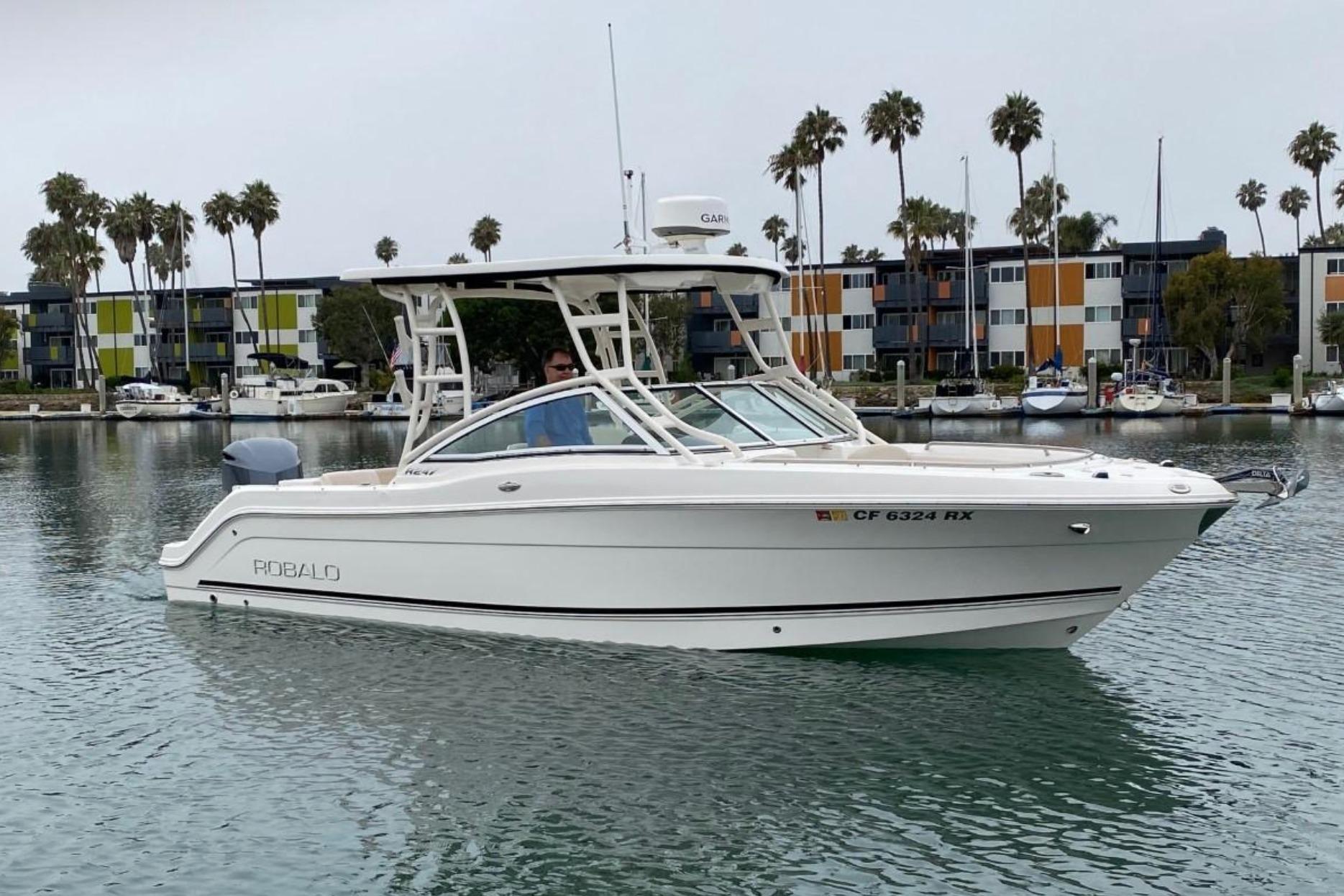 2017 Robalo R247 Dual Console