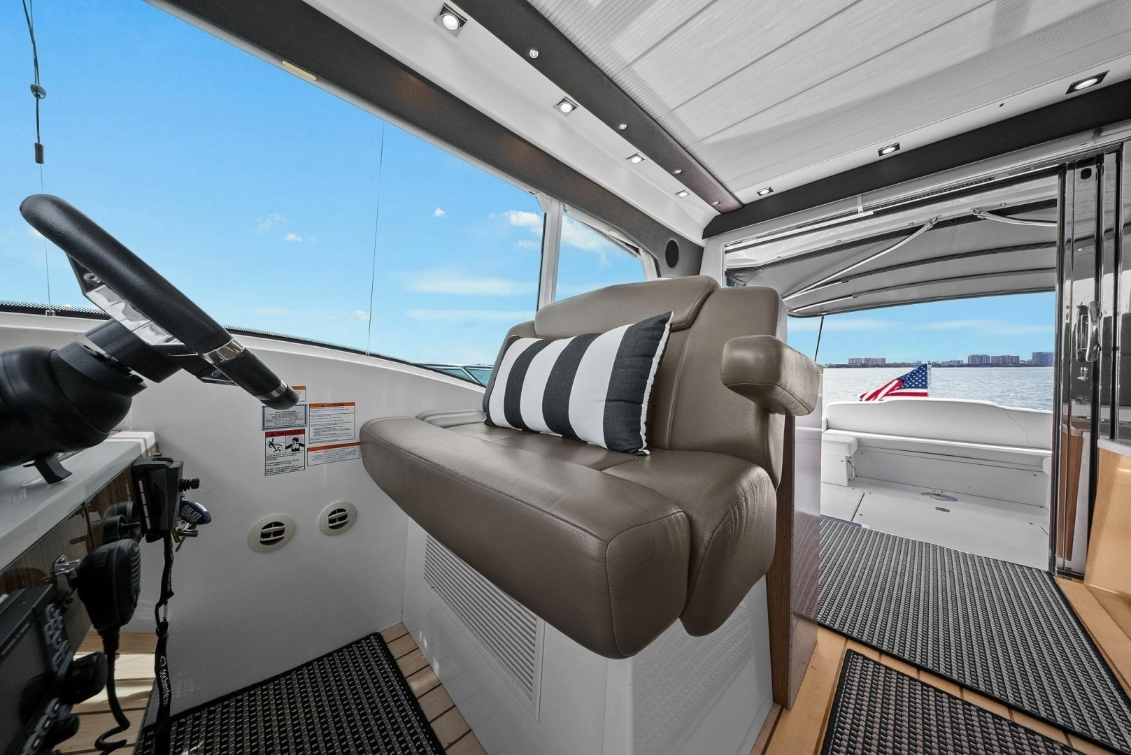 2014 Cruisers Yachts 48 Cantius - Image 8