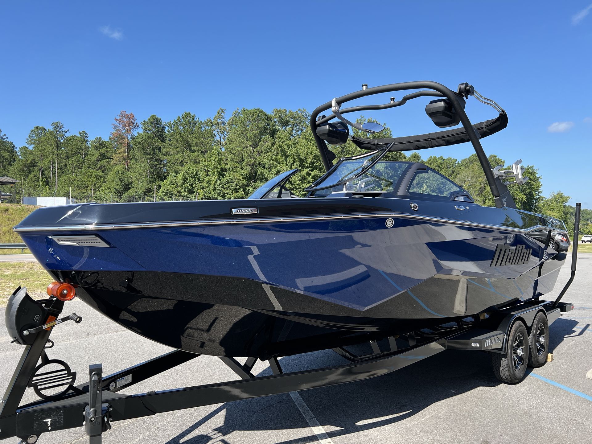 2025 MALIBU 25 LSV - Image 3