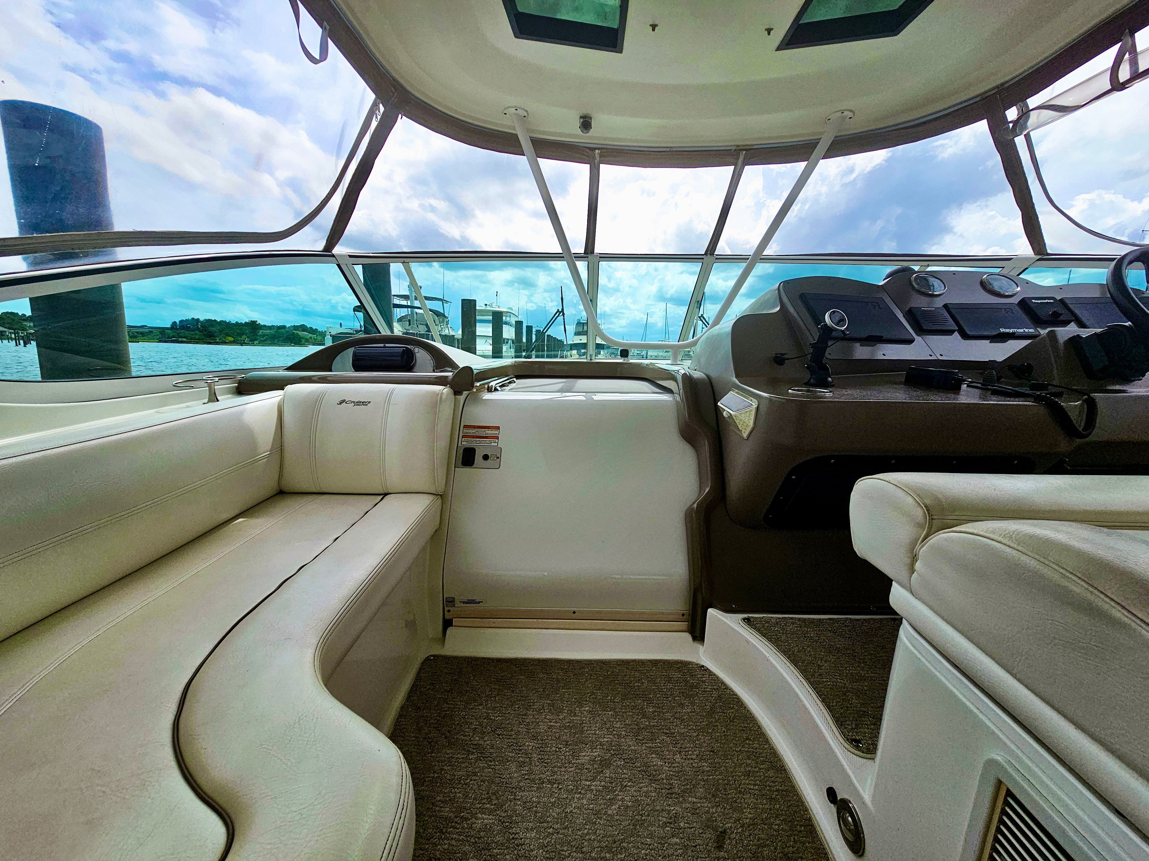 2008 Cruisers Yachts 455 Express Motoryacht - 8