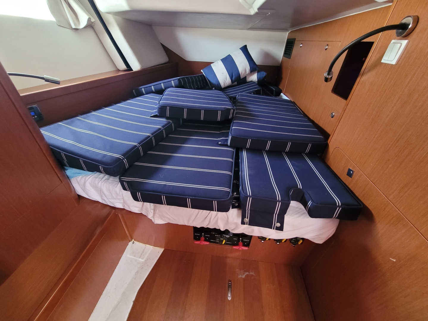 2015 Beneteau Oceanis 45 - Image 32