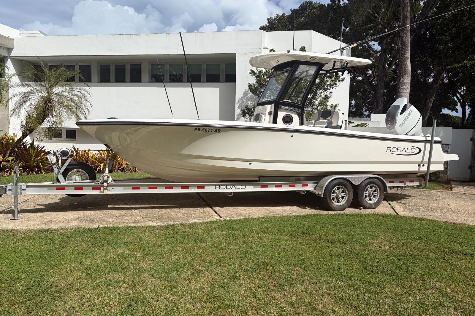 2023 Robalo 266 Cayman