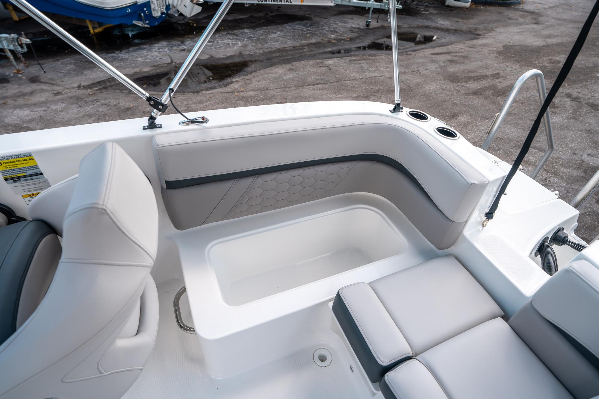 2025 Hurricane SunDeck Sport 192 RL OB - 13
