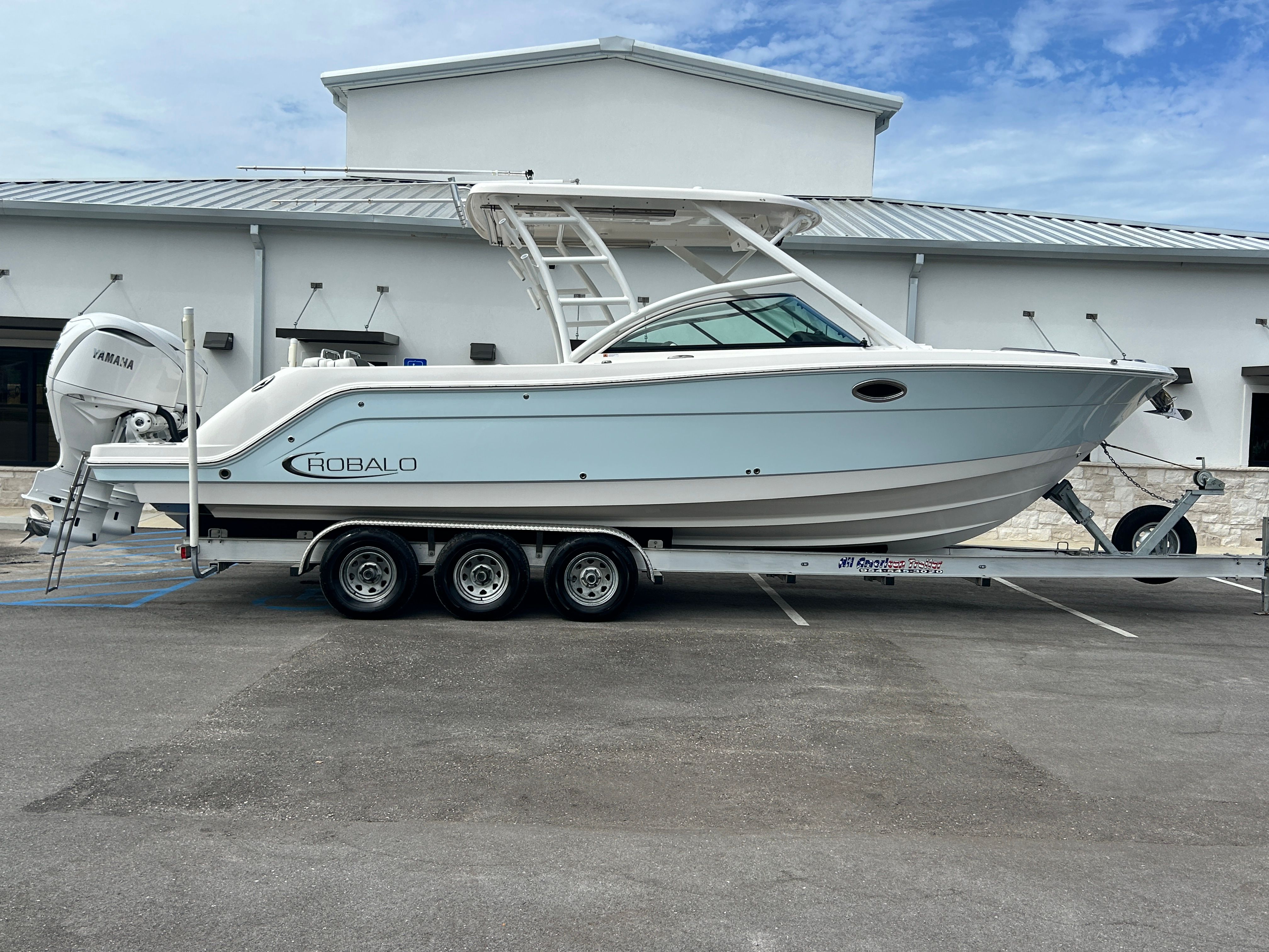 2025 Robalo R317 Dual Console