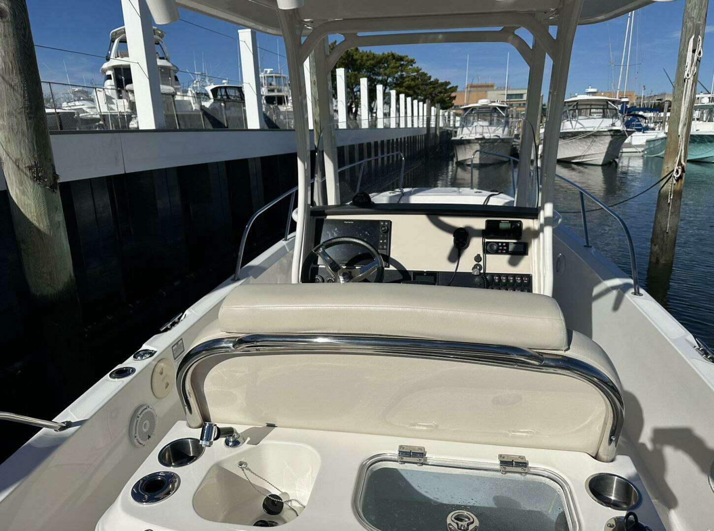 2022 Boston Whaler 270 Dauntless - Image 13