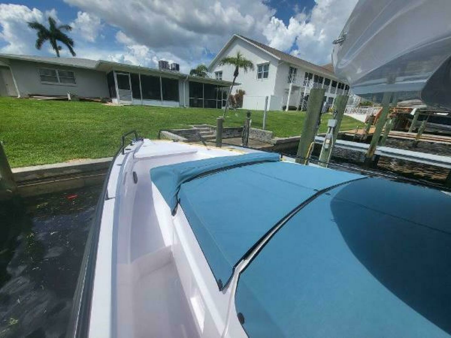 2024 Axopar 37 XC CROSS CABIN - Image 18