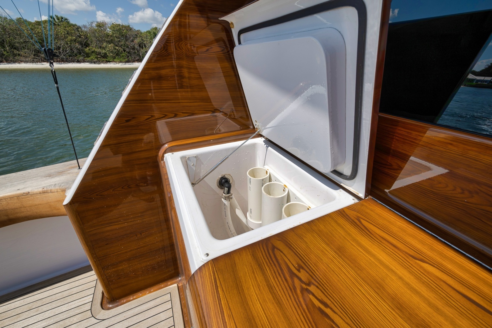 2003 Viking 52 Convertible - Image 24