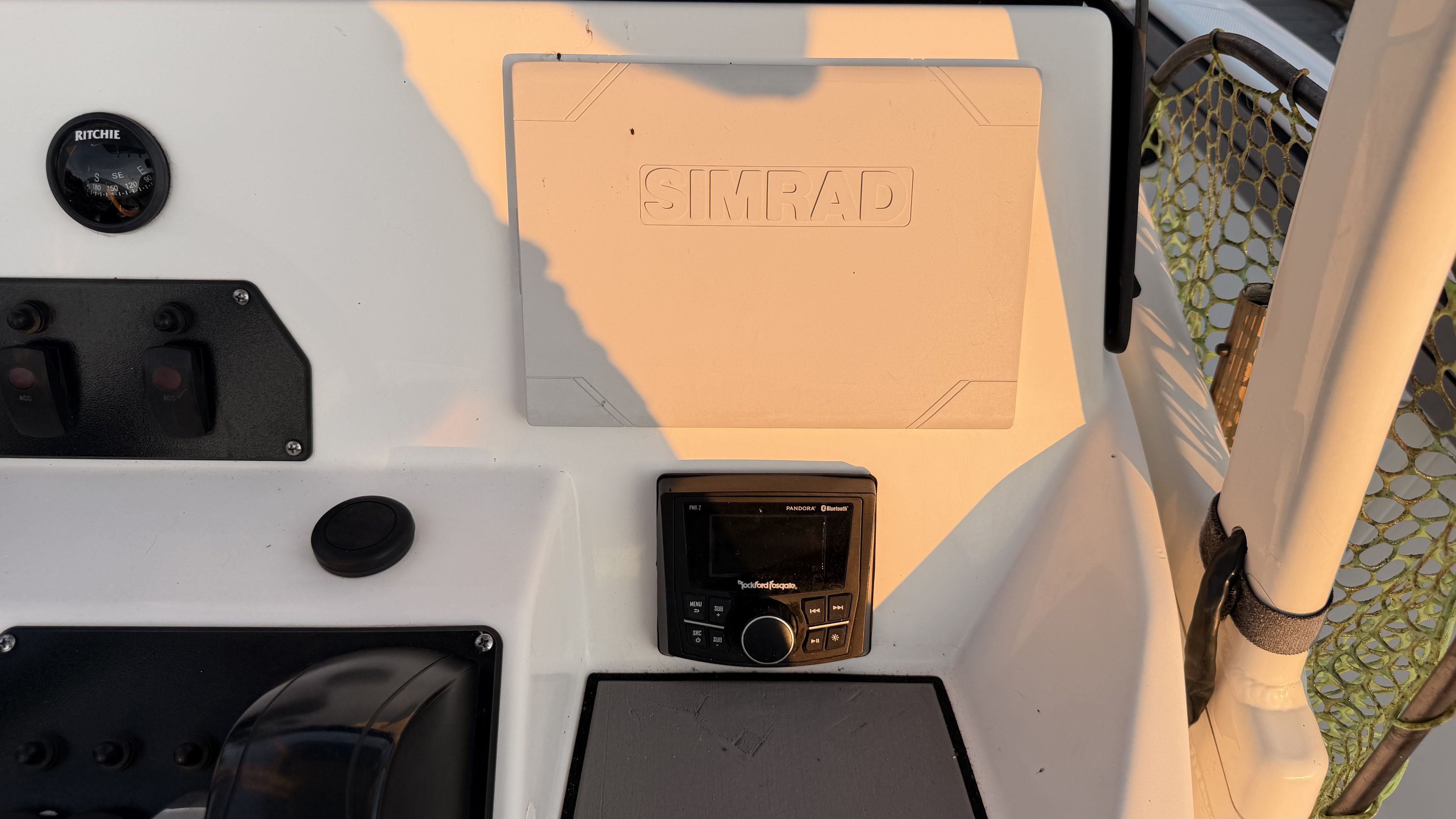 The image shows the dashboard of a Yamaha 190 FSH Sport boat with a Simrad display.