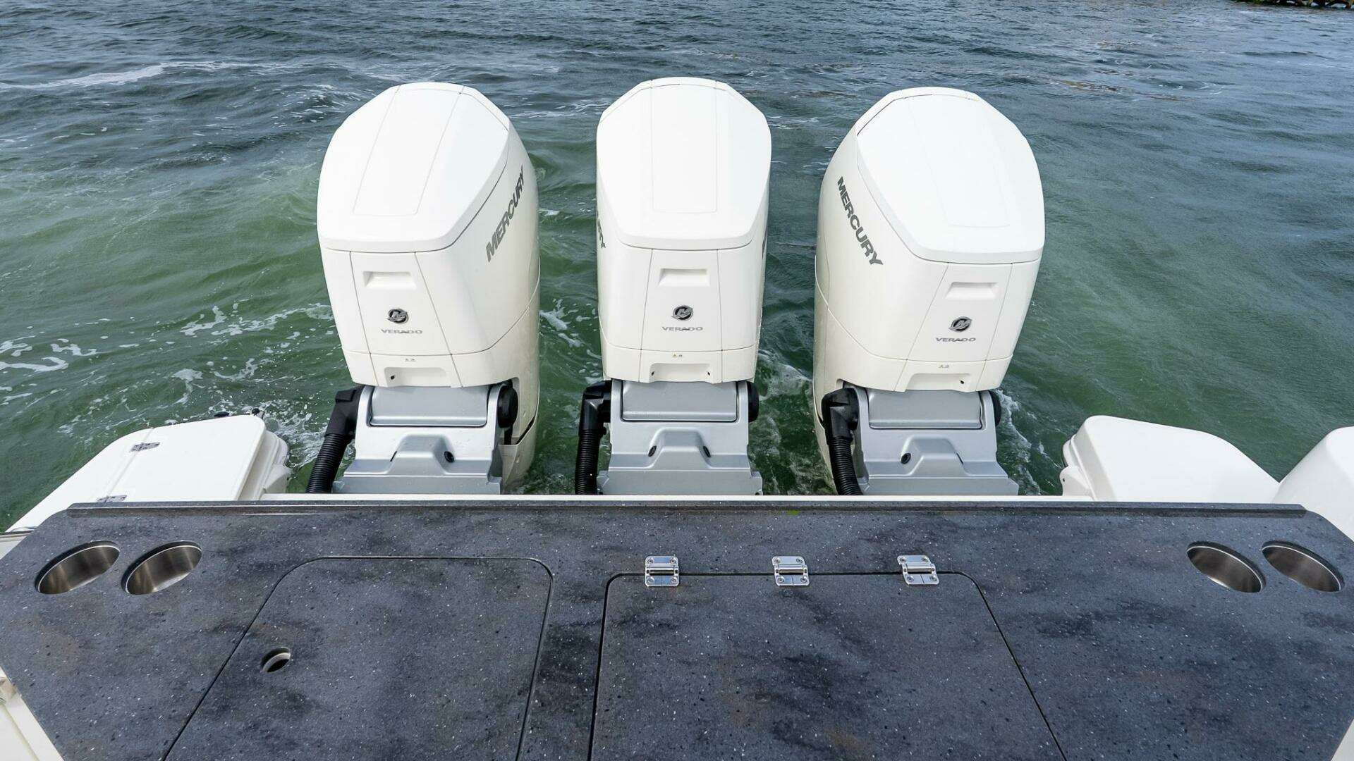2024 Boston Whaler 405 Conquest - Image 22