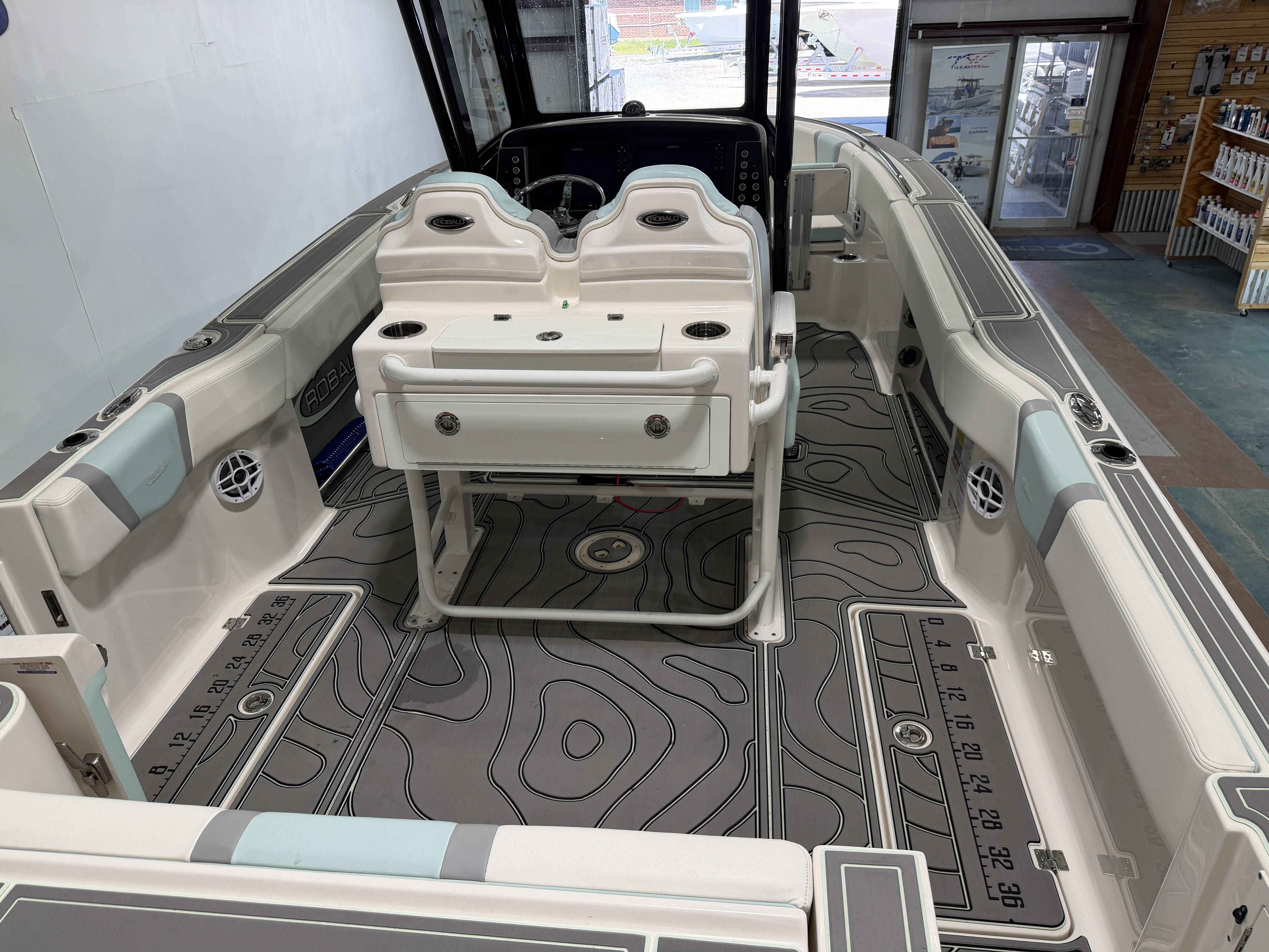 2023 Robalo R250 Center Console - 7