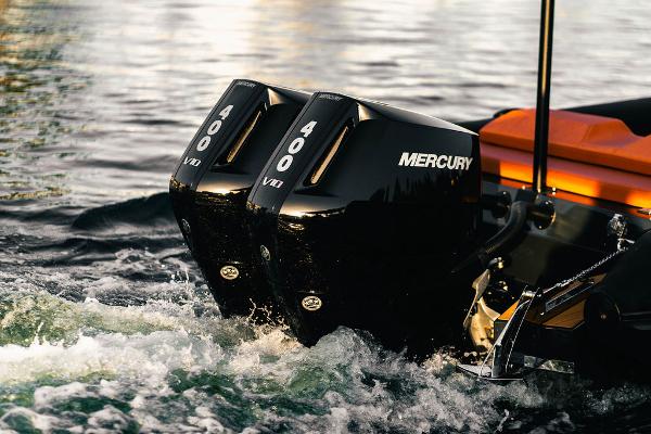 Twin Mercury 400 V10 outboard engines on a 2024 Onda Magna boat.