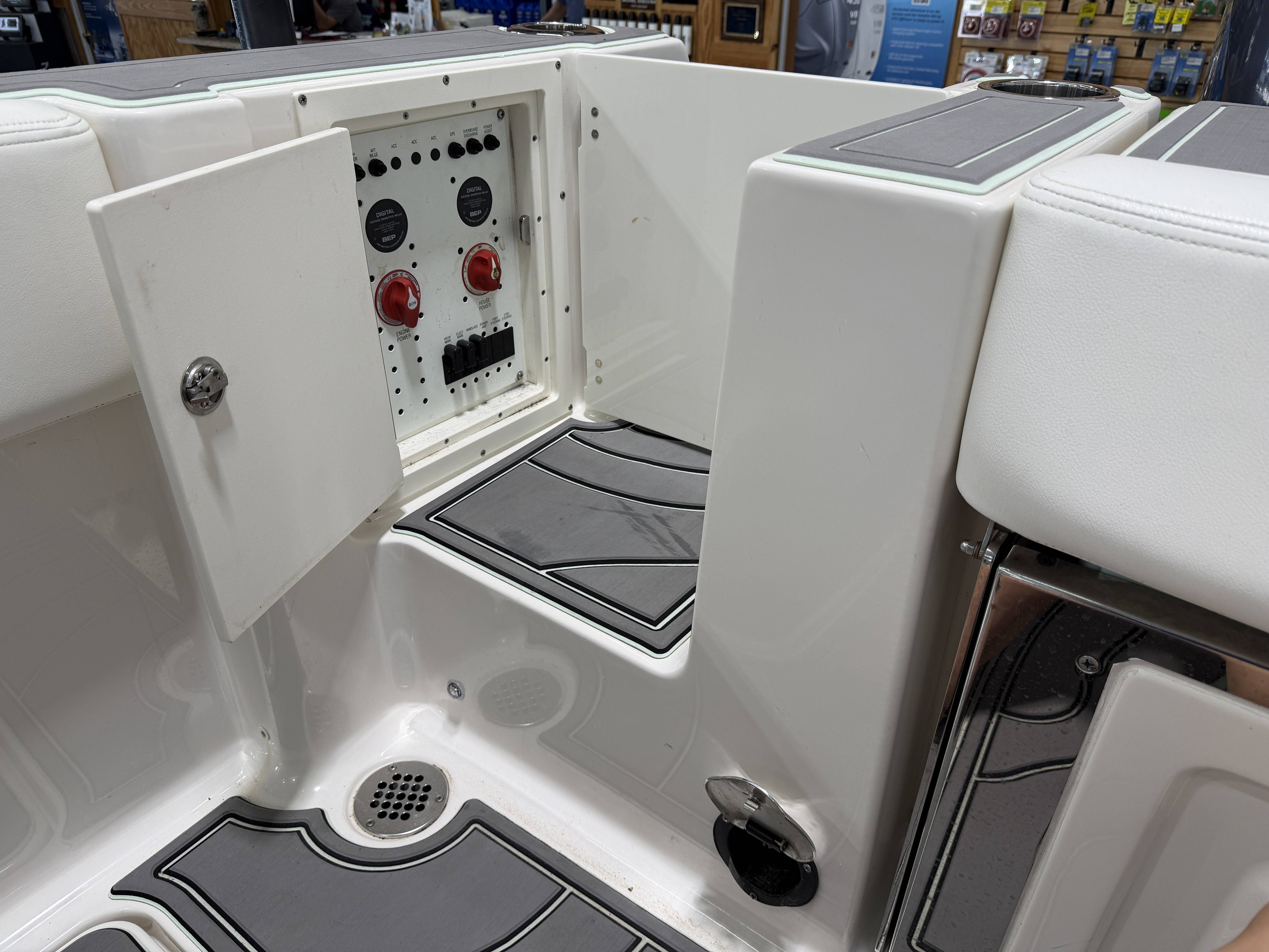 2023 Robalo R250 Center Console - 18