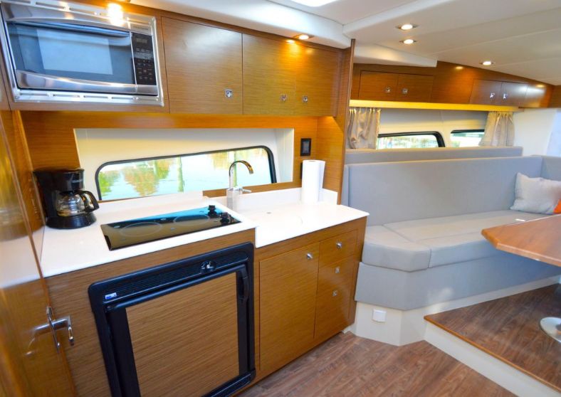 2016 Cruisers Yachts 390 Express Coupe - 29