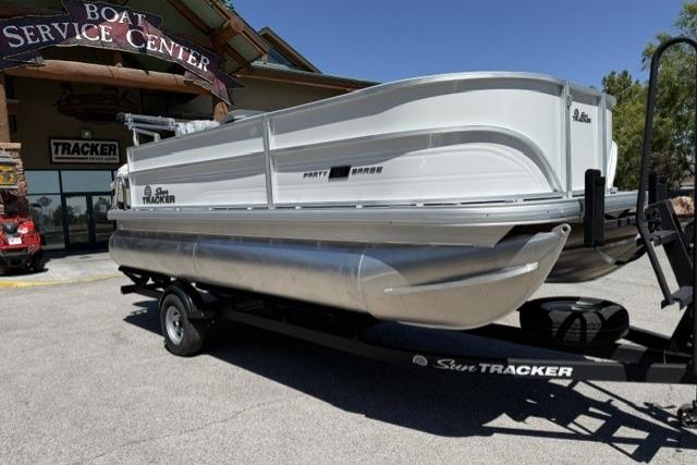 2026 Sun Tracker Party Barge 18 DLX