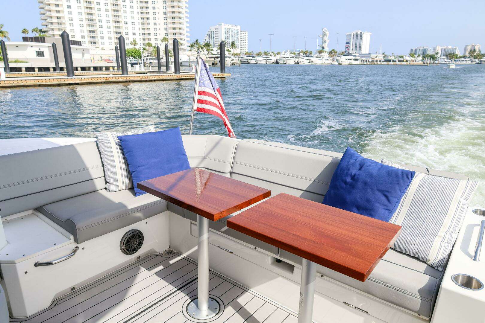2014 Cruisers Yachts 45 Cantius - Image 20