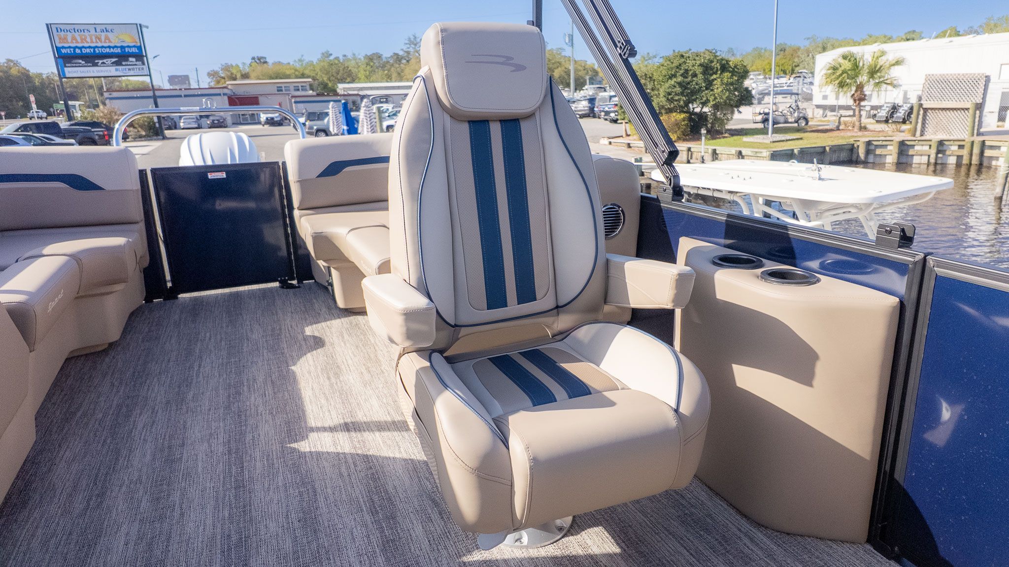 2026 Bennington 22 S STERN RADIUS - 9