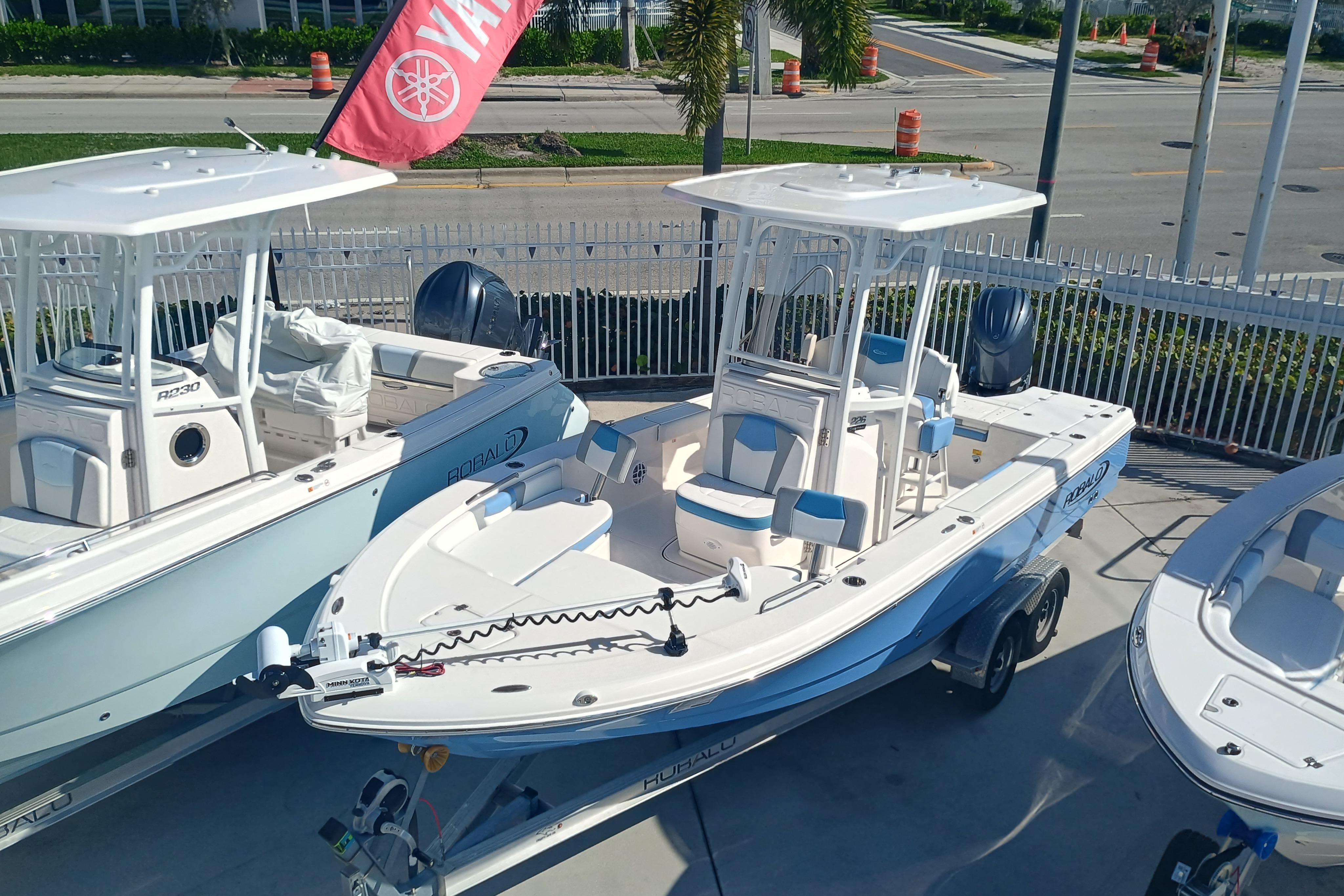 2026 Robalo 226 Cayman