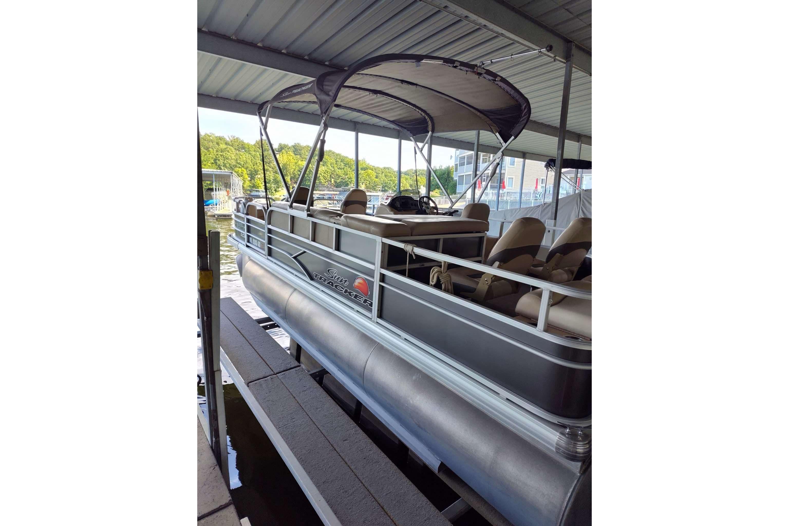 2016 Sun Tracker Fishin' Barge 22 XP3