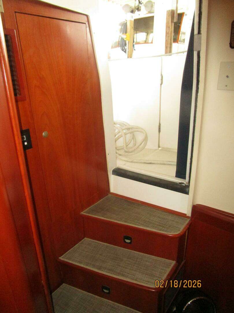 2004 Mainship 430 - Image 59