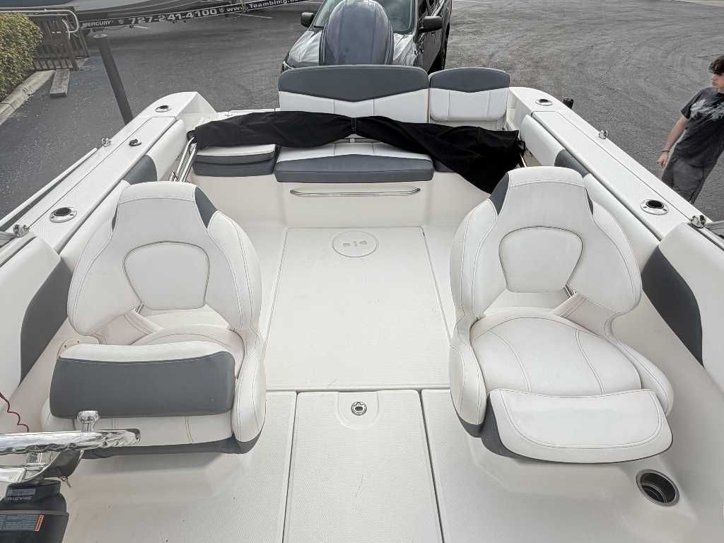 2019 Robalo R207 Dual Console - 3