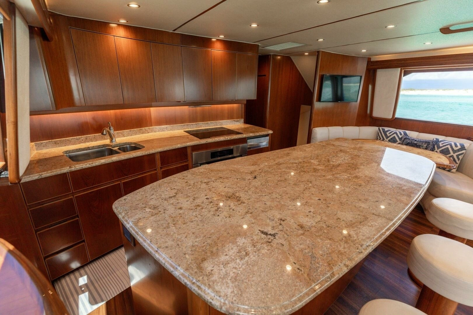 2015 Viking 70 Convertible - Image 9