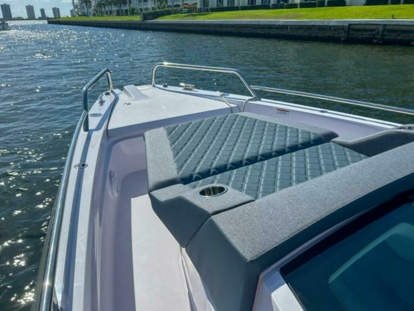 2024 Axopar 37XC CROSS CABIN - Image 6