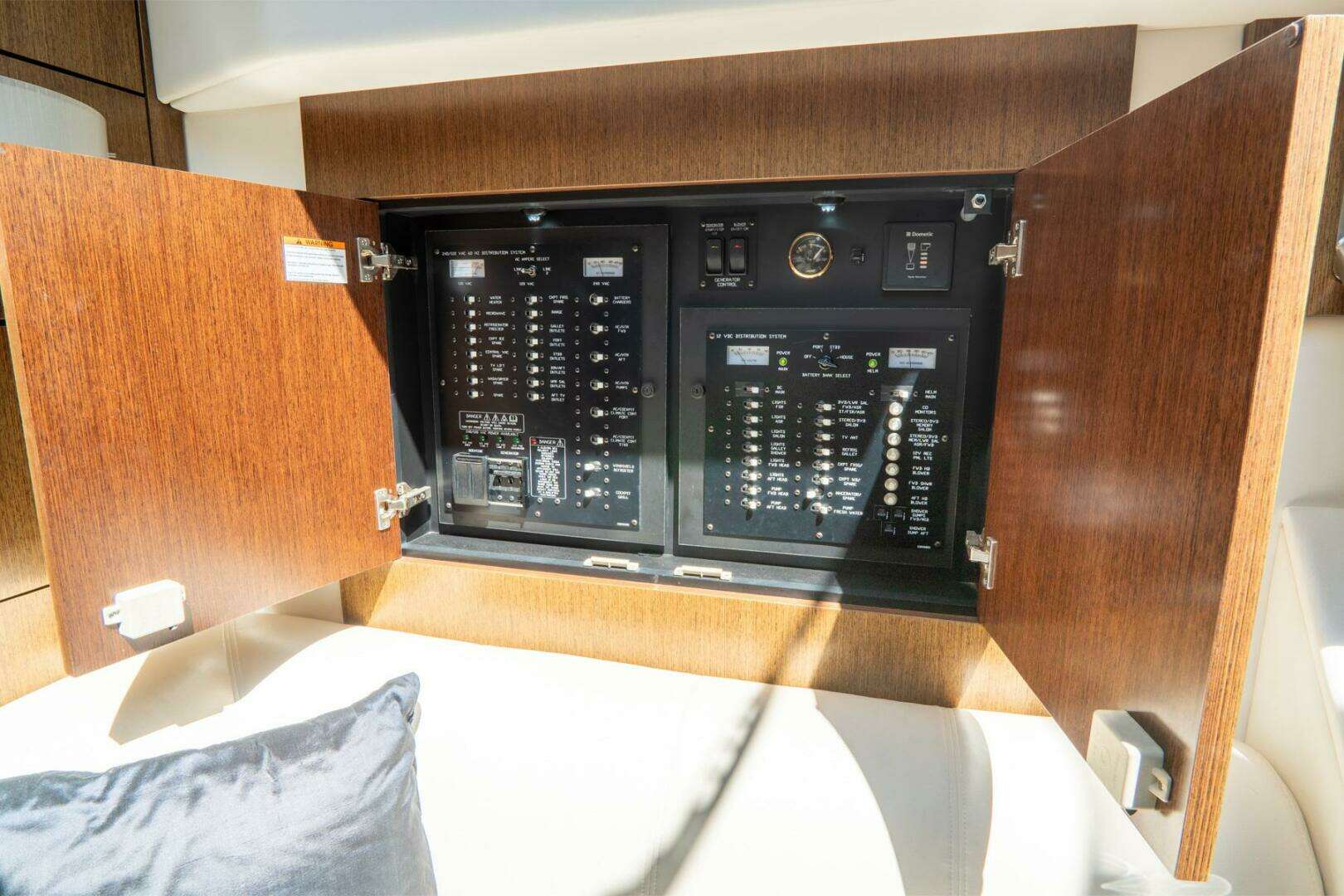 2013 Cruisers Yachts 48 Cantius - Image 33