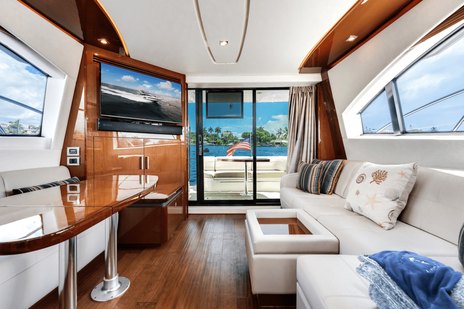 2017 Sea Ray 510 FLYBRIDGE - Image 26