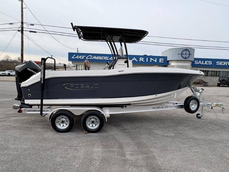 2025 Robalo R202 Explorer - 40