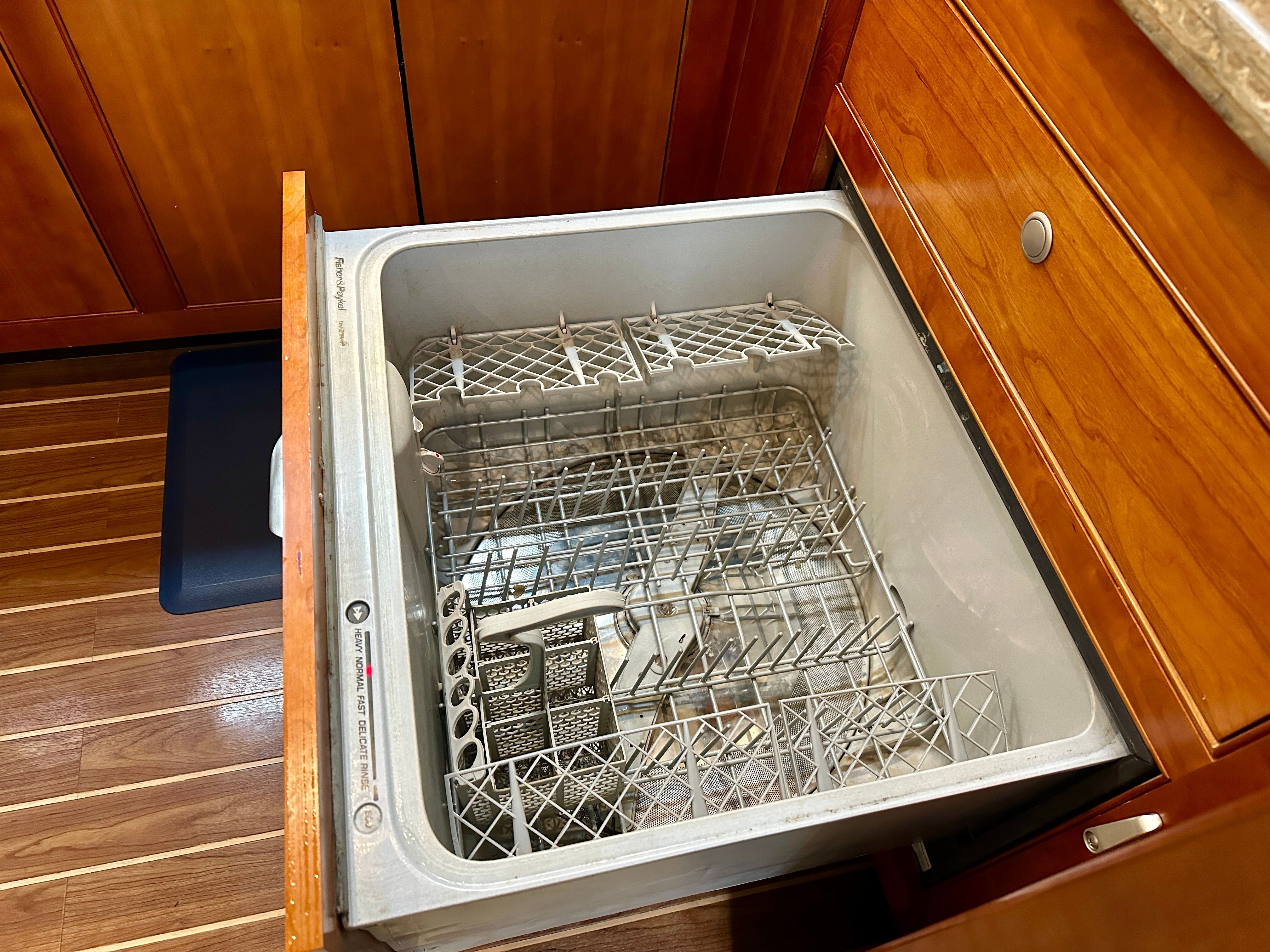 2008 Cruisers Yachts 455 Express Motoryacht - 15