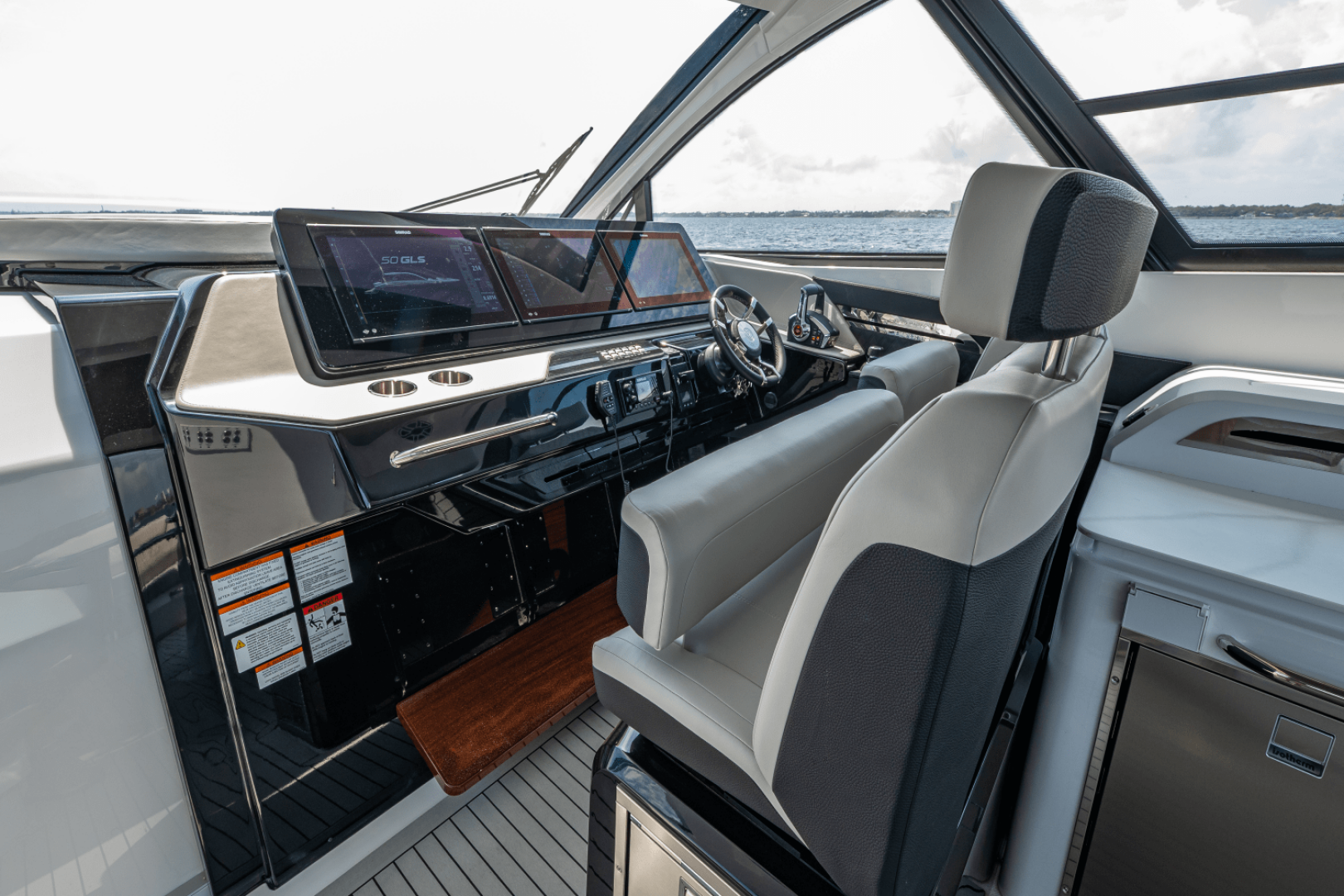 2025 Cruisers Yachts 50 GLS - Image 37
