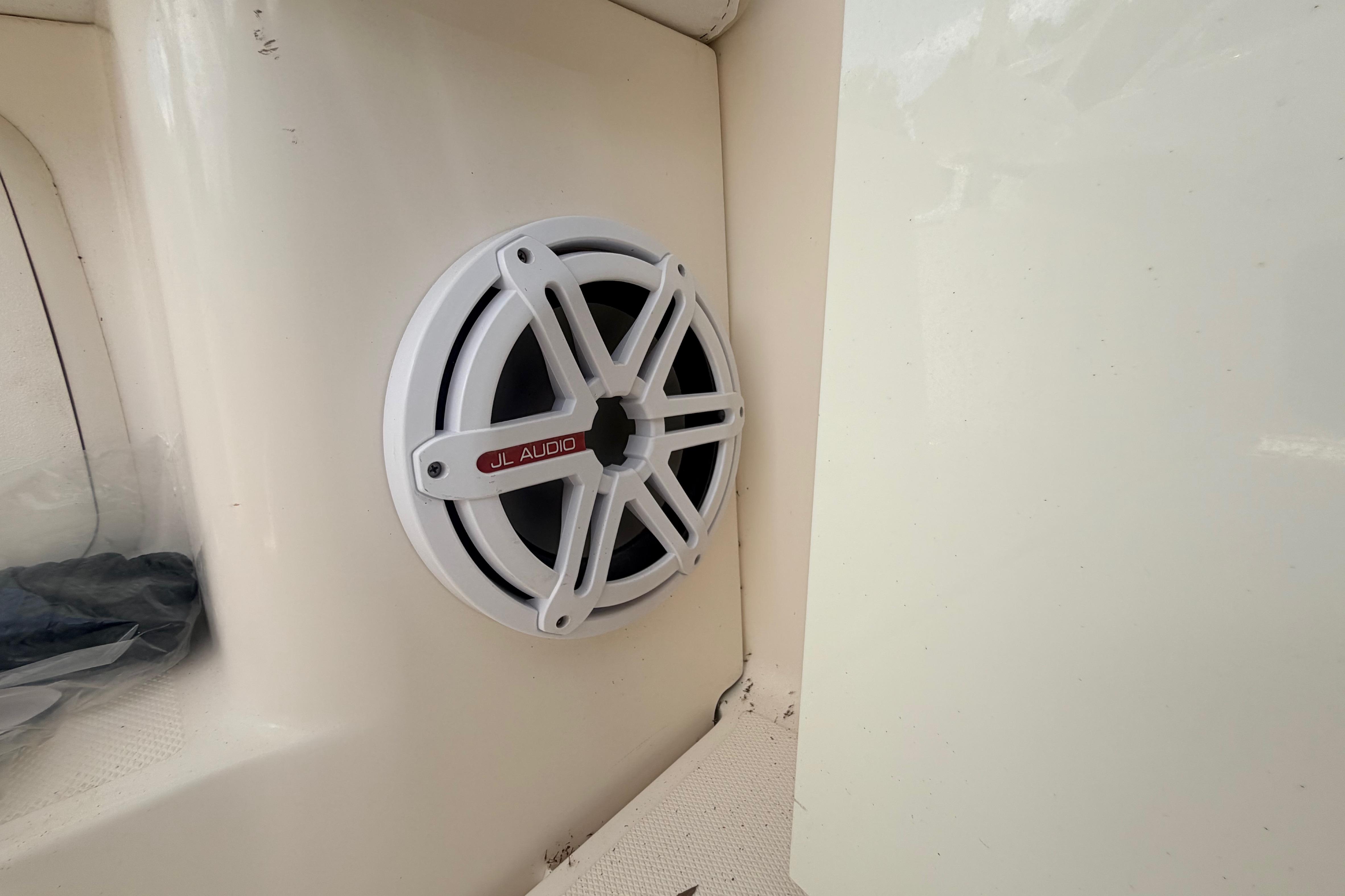 JL Audio speaker installed on a 2015 Wellcraft 290 Coastal boat.