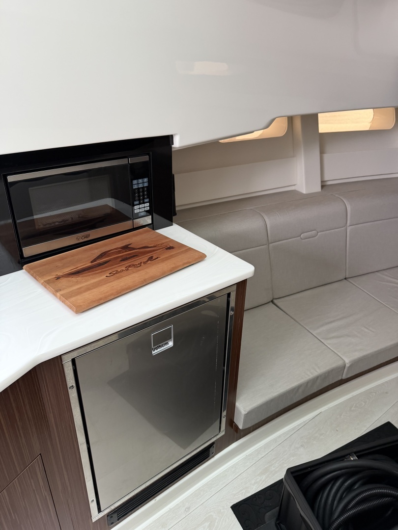2022 Sea Ray 370 Sundancer - Image 12