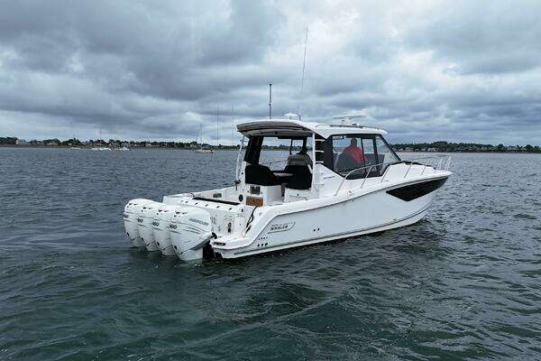 2021 Boston Whaler 405 Conquest