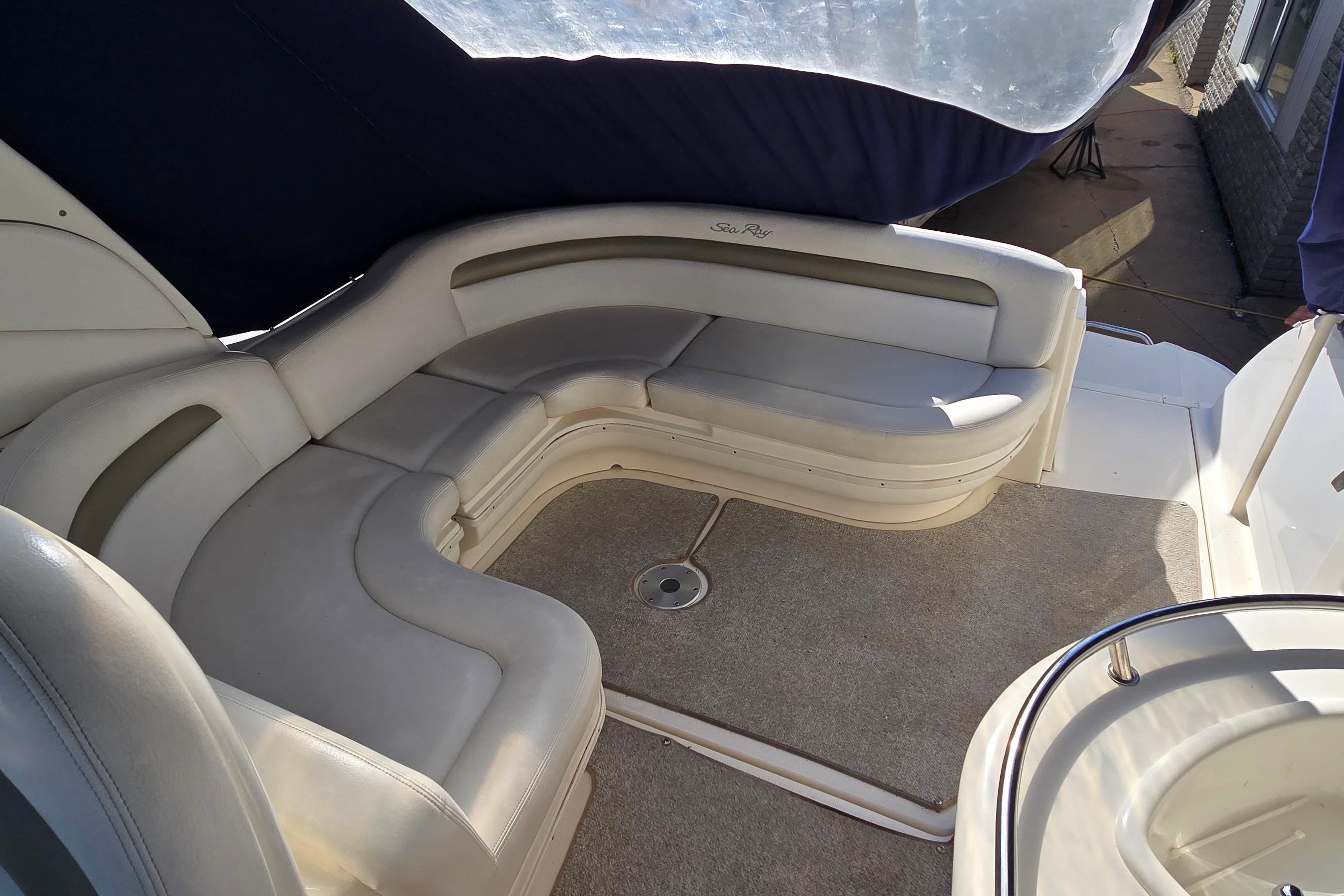 Luxurious seating area on a 2007 Sea Ray 340 Sundancer yacht.
