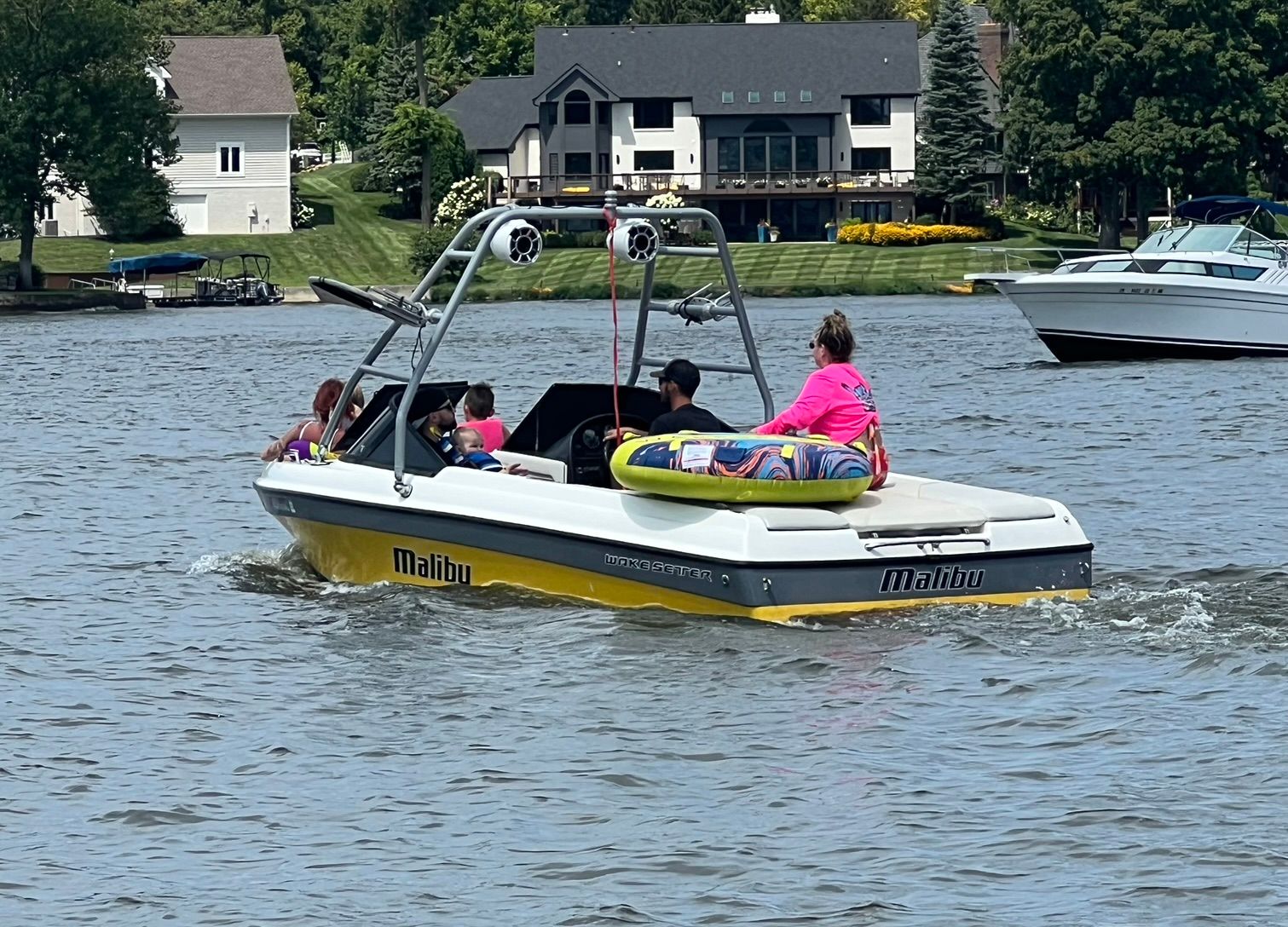 Malibu Wakesetter VLX 2000 on a lake with passengers.